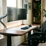 Moderne ergonomische werkplek met in hoogte verstelbaar bureau, gebogen ultrawide monitor en ergonomische stoel